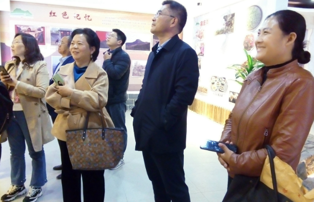 “深圳市对外经济贸易大学校友会深情献礼母校成立70周年”