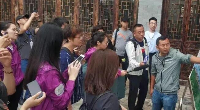 “关爱母亲文化周精忠报国书画公益行走进青岛”