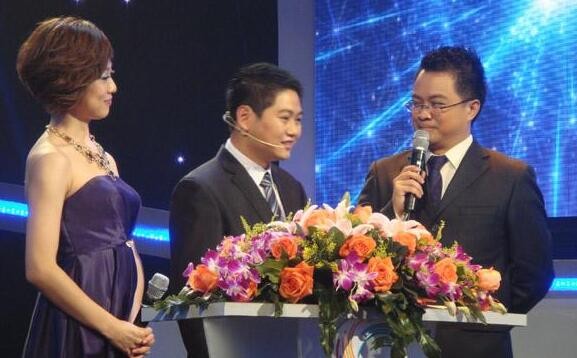 “蔡康永到底有啥魅力？只用声音就能征服这么多明星和听众！”
