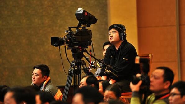 “深圳市对外经济贸易大学校友会深情献礼母校成立70周年”