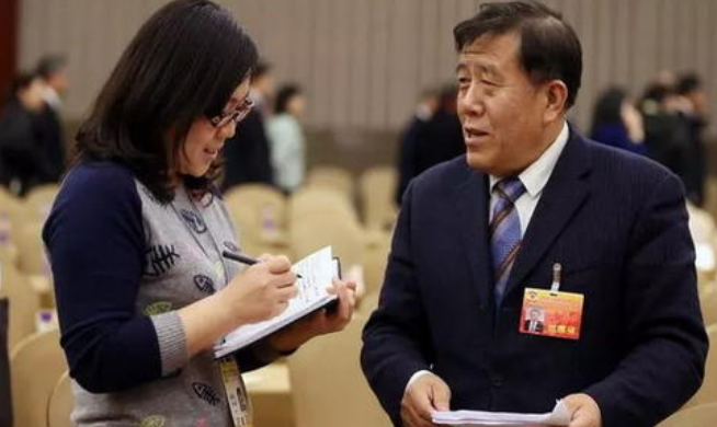 “关爱母亲文化周精忠报国书画公益行走进青岛”