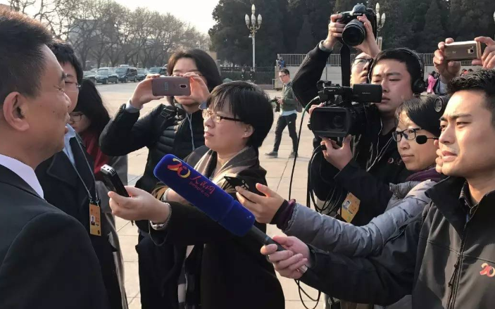 “深圳市对外经济贸易大学校友会深情献礼母校成立70周年”